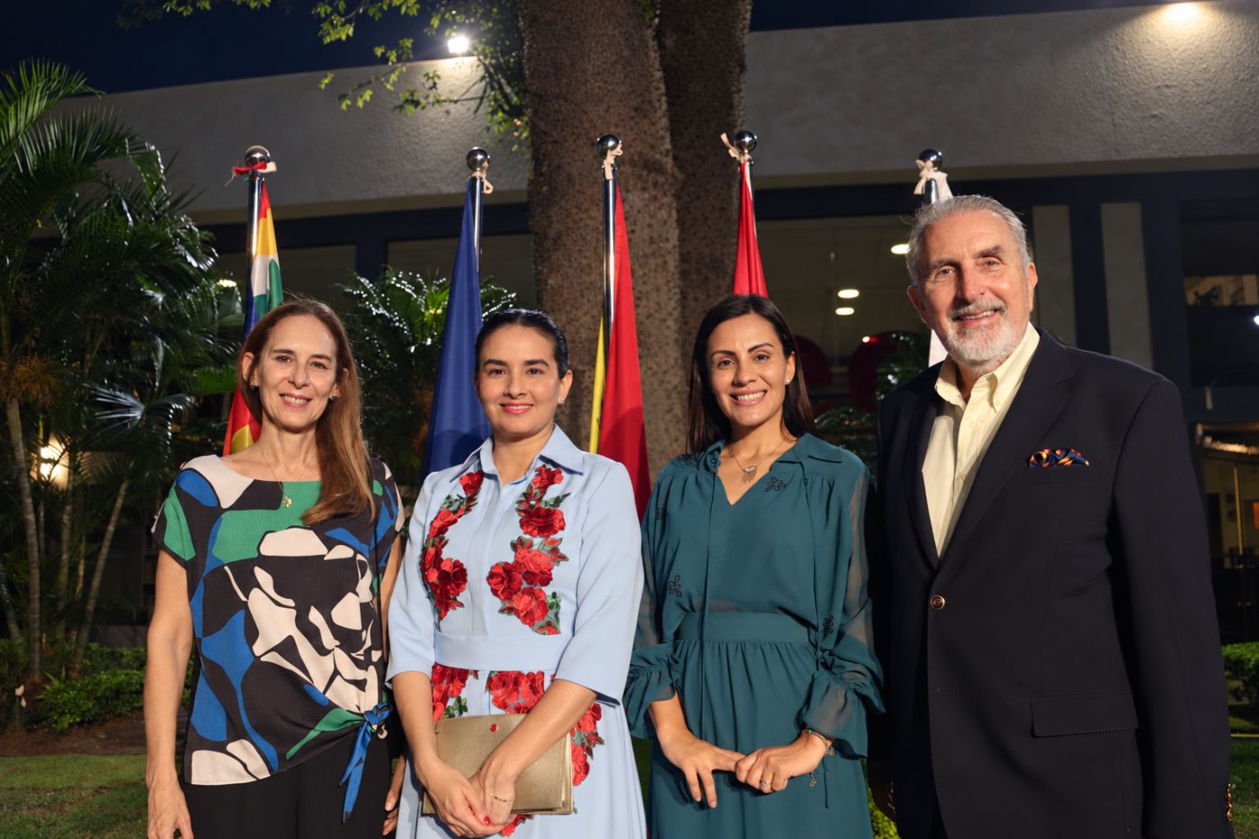 Carola Capra, directora ejecutiva de Nueva Economía; Paola Aguirre, vicegobernadora de Santa Cruz; María René Álvarez, presidenta de la Asamblea Legislativa Departamental de Santa Cruz; y Johnny Nogales, director corporativo y de Relaciones Internacionales de Nueva Economía.