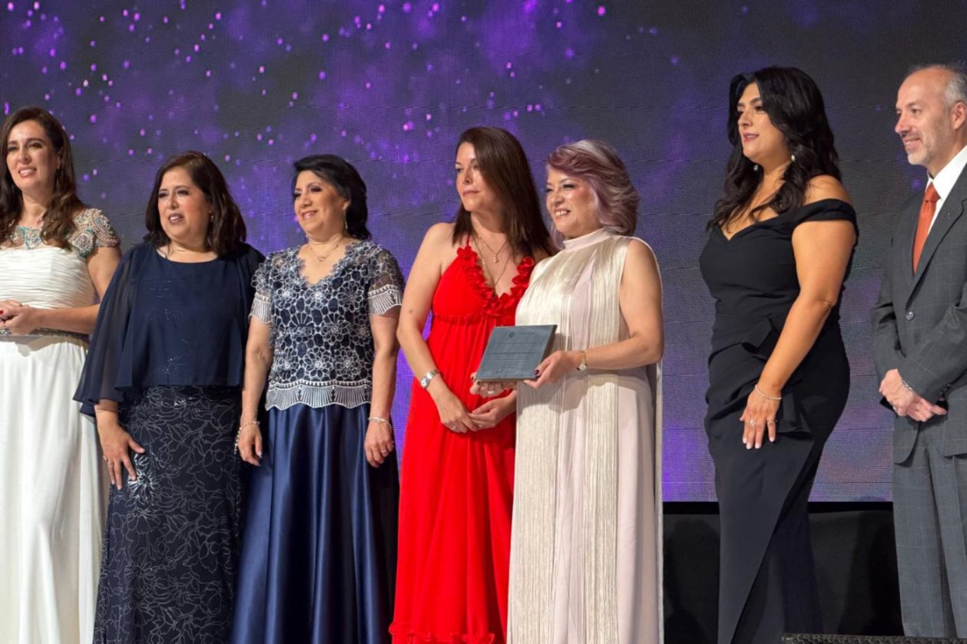 Lucía Sosa entrega premio al equipo ejecutivo de Bagó
