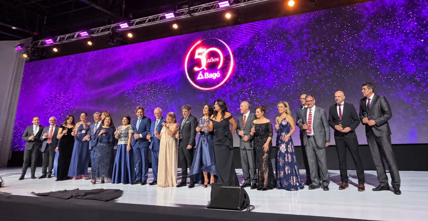 María Reneé y el equipo Bagó haciendo el brindis conmemorativo a la fecha.